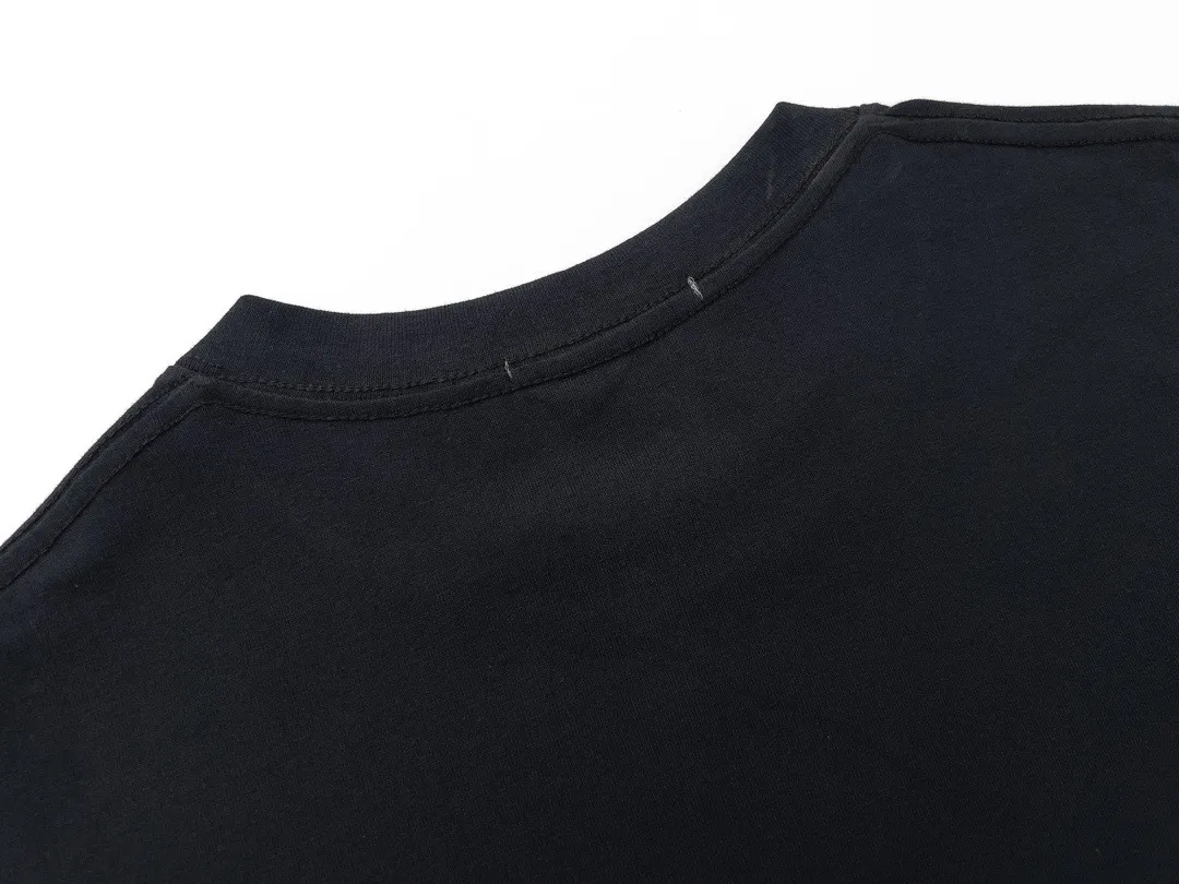 W626#P110💰 [Stone lsland/Stone Island summer new short-sleeved T-shirt with big compass print on the chest] ⚠️[Original creation with high control of details] - Made of 260 grams of combed cotton with 32-count double yarn, soft and comfortable to the touch, sweat-absorbent and breathable. - Simple, basic and versatile style, original quality, the first choice for couples. - Made in a large factory, four needles and five threads on the shoulder, neatly arranged, high quality workmanship. - Same style for men and women. Very versatile, one piece for everyone, details are clearly visible. Color: Black White Size: M L